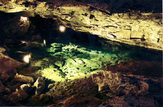 Освещенный грот Кунгурской пещеры